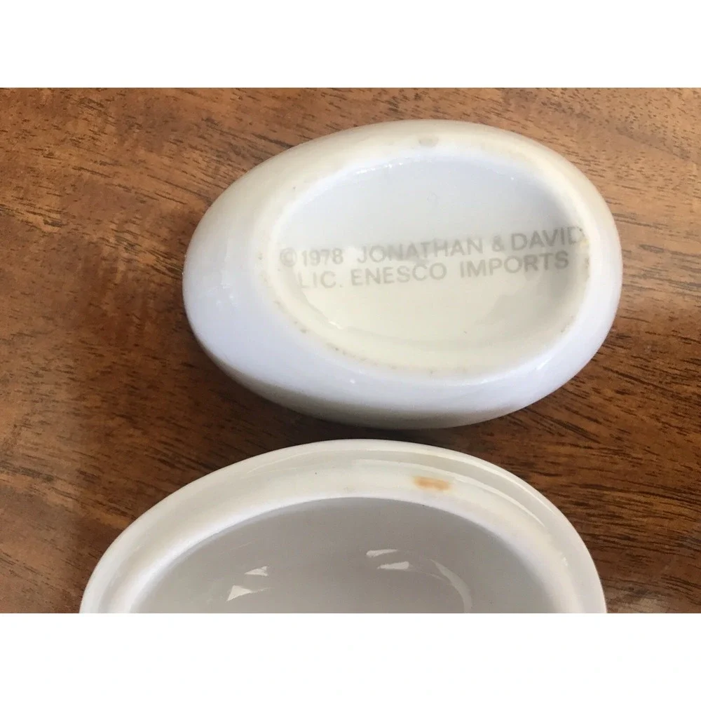 Vtg 1978 Jonathan and David Ceramic Egg Trinket Box- Love at First site, Enesco